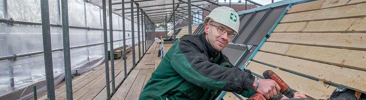 bouwvakker met schroefmachine