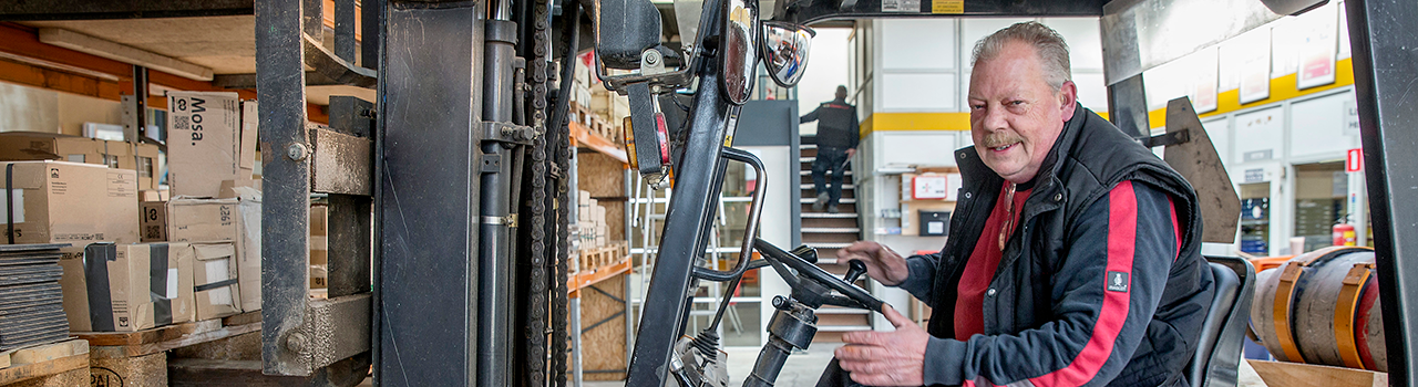 medewerker in vorkheftruck